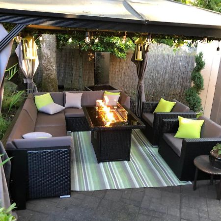 Cozy And Modern 3 Bedroom In Central Location! Victoria Esterno foto