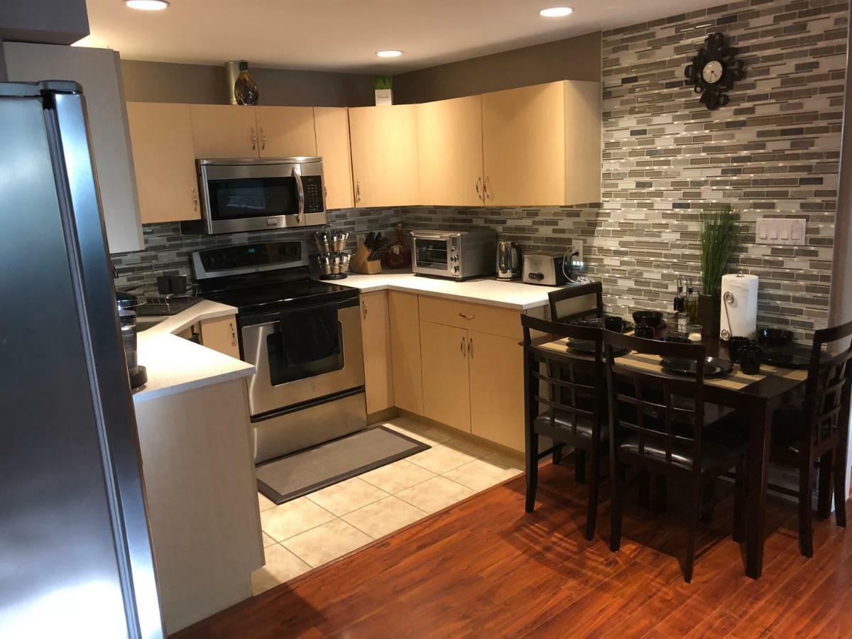 Cozy And Modern 3 Bedroom In Central Location! Victoria Esterno foto
