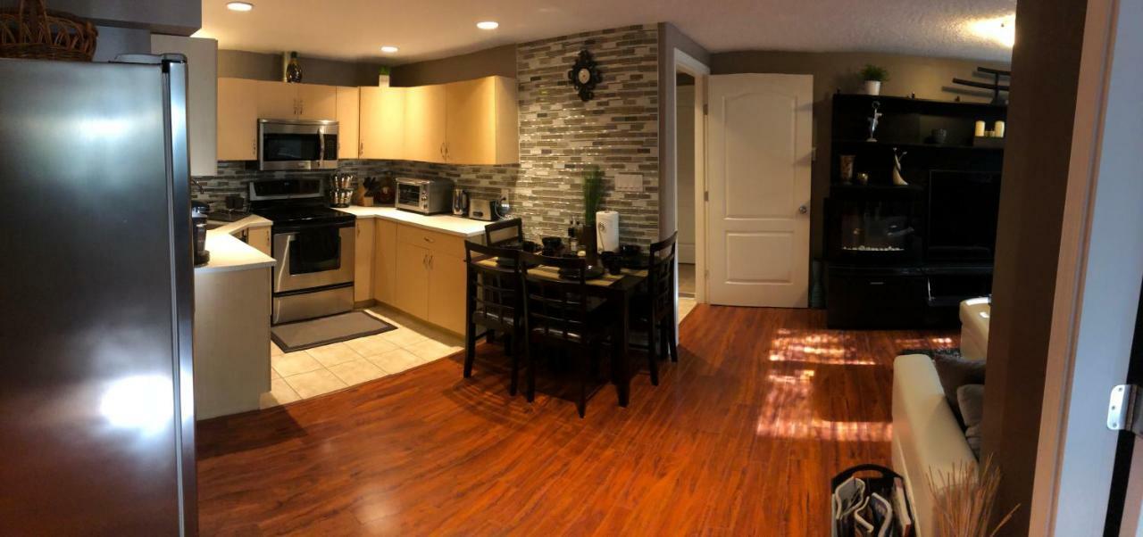 Cozy And Modern 3 Bedroom In Central Location! Victoria Esterno foto