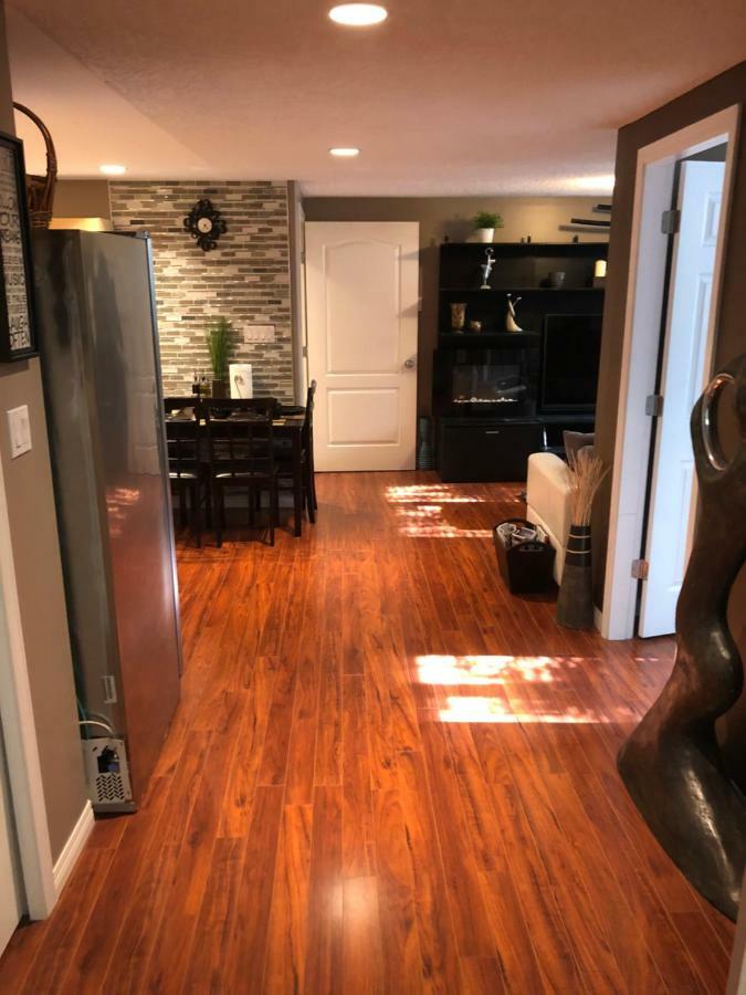Cozy And Modern 3 Bedroom In Central Location! Victoria Esterno foto
