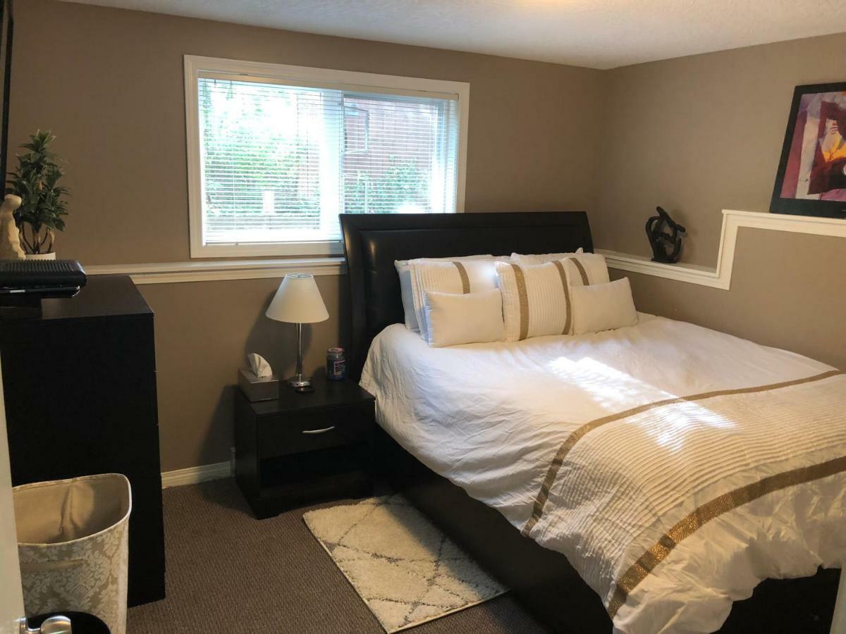 Cozy And Modern 3 Bedroom In Central Location! Victoria Esterno foto