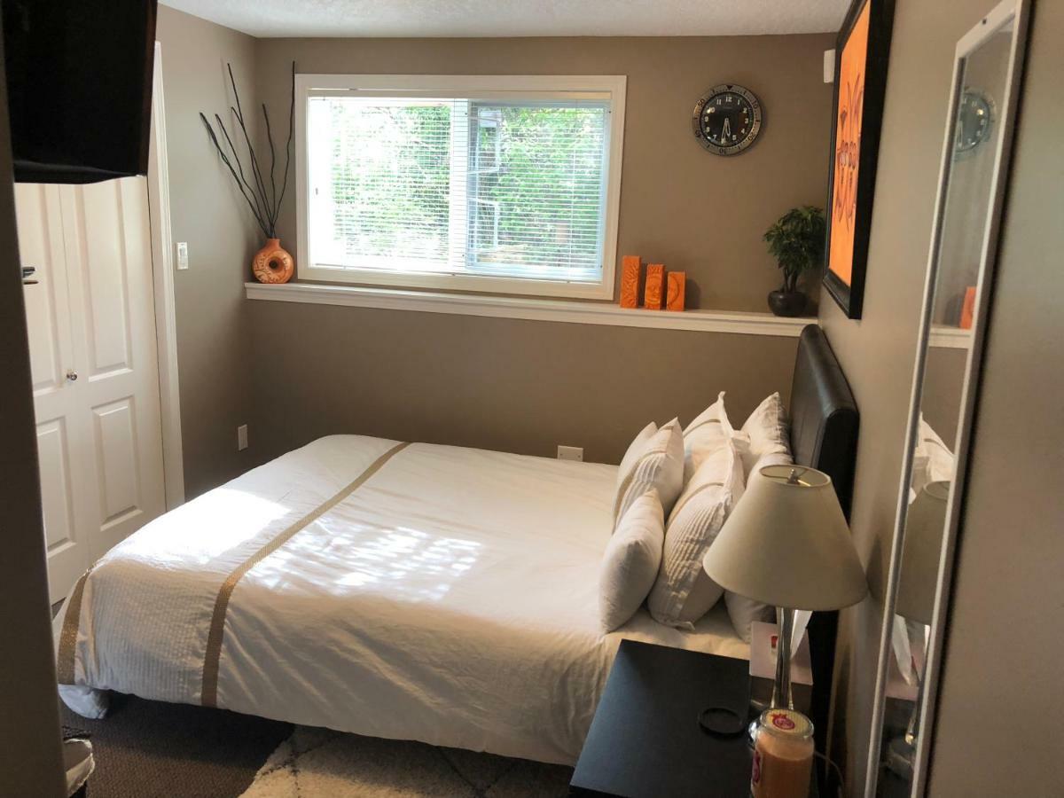 Cozy And Modern 3 Bedroom In Central Location! Victoria Esterno foto